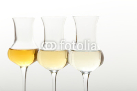 Fototapety bevanda alcolica tre bicchieri colorati su sfondo grigio