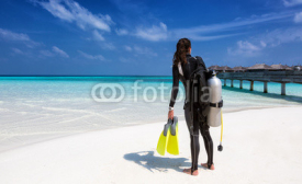 Fototapety Weibliche Taucherin mit Ausrüstung am Strand der Malediven 
