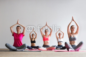Obrazy i plakaty Sport group practicing yoga.