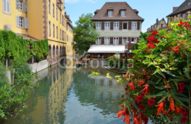 Naklejki Colmar, Petit Venice, water canal and traditional colorful house