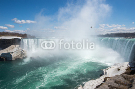Obrazy i plakaty Niagara Falls - due to a cold winter ice remain in late April