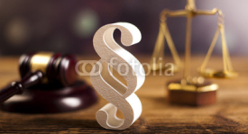 Obrazy i plakaty Gavel court and paragraph sign 