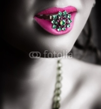 Obrazy i plakaty Green ring in pink lipspink lip and ring.