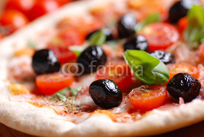 pizza italiana con pomodorini e olive nere