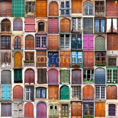Kolaż z kolorowych okiennic i starych drzwi