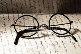 Naklejki Old glasses on a letter