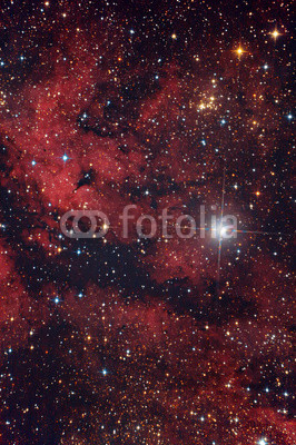 Nebulosa rossa nel cielo di notte