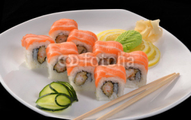 Naklejki Sushi roll de salmón con aguacate,comida japonesa.
