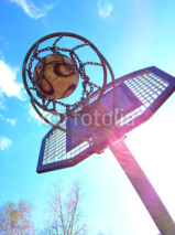Obrazy i plakaty Basketballkorb im Sonnenschein