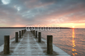 Fototapety einsamer Holzsteg zum Sonnenaufgang