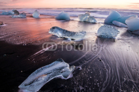 Naklejki Ice on the black volcanic beach near Jokulsarlon glacier lagoon, winter Iceland