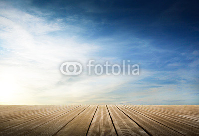 passerella di legno con cielo