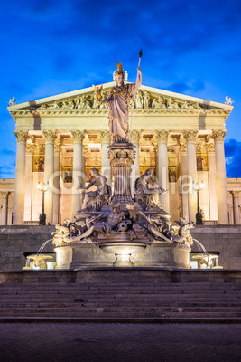 Pallas Athene Brunnen bei Nacht