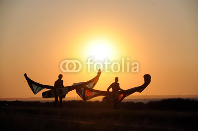 zwei kites im Gegenlicht