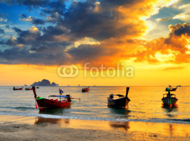 Obrazy i plakaty Traditional thai boats at sunset beach