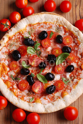 pizza italiana con pomodorini e olive nere