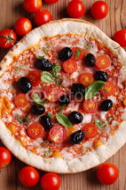Fototapety pizza italiana con pomodorini e olive nere