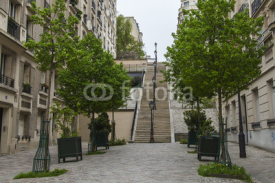 Malownicza ulica na wzgórzu Montmartre w Paryżu