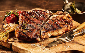 Obrazy i plakaty Succulent grilled t bone steak with fork and knife