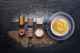Naklejki Assortiment de Chocolat avec café espresso sur ardoise