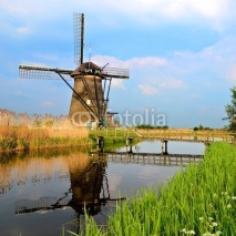 Fototapety Dutch windmill with canal reflections at Kinderdijk, Netherlands