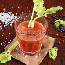 Naklejki tomatensaft mit sellerie und salz und pfeffer