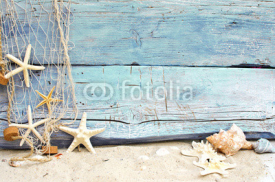 Strandgut vor blauem Holz mit Fischernetz