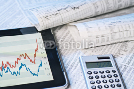 Fototapety Aktienkurse auf dem Tablet und in der Zeitung
