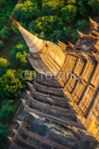 Obrazy i plakaty Ancient pagodas in Bagan with altitude balloon Myanmar