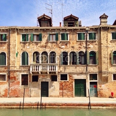 Altes Haus mit Balkon in Venedig