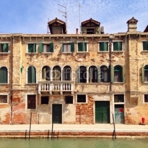 Naklejki Altes Haus mit Balkon in Venedig