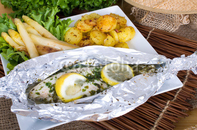 Fischfilet in Folie gegart an Bratkartoffeln und Spargel