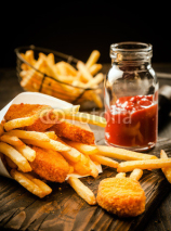Obrazy i plakaty Crisp golden battered fried fish with chips