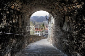 Średniowieczne przejście z widokiem na stare kamienice