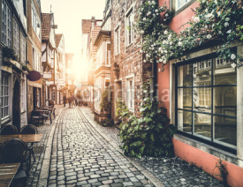 Historyczna ulica w Europie o zachodzie słońca w stylu vintage