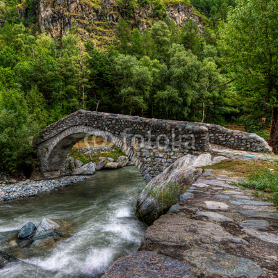 Ponte antico romano sul fiume