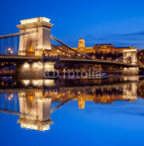Fototapety Budapest castle and chain bridge in the evening, Hungary
