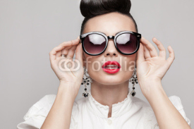 Naklejki portrait of beautiful vintage styling model wearing sunglasses