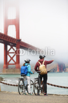 Obrazy i plakaty Golden gate bridge - biking couple sightseeing