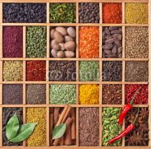 Fototapety wooden box with spices and herbs