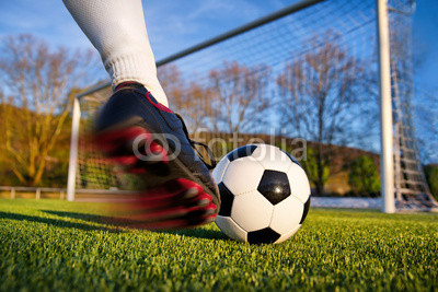 Fußball Kick in Richtung Tor