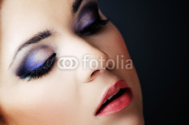 Fototapety Twarz kobiety w makijażu wieczorowym. Fiolet