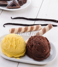 Naklejki Gelato vaniglia e cioccolato, close-up, fuoco selettivo
