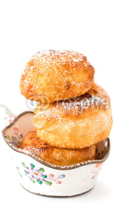 Donuts mit Puderzucker isoliert auf Weiß