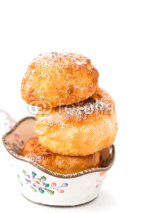 Naklejki Donuts mit Puderzucker isoliert auf Weiß