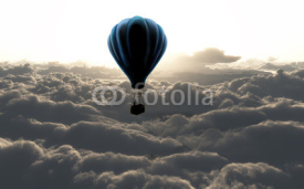 Balon w chmurach na niebie