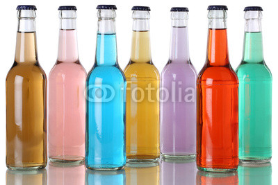 Bunte Getränke mit Cola in Flaschen