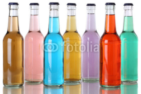 Fototapety Bunte Getränke mit Cola in Flaschen
