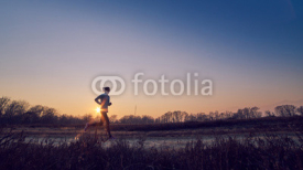 Fototapety ragazza atletica si allena all'aperto su terra di sera