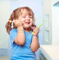 Obrazy i plakaty girl brushing her teeth